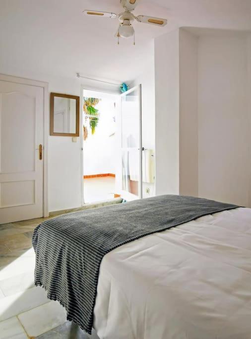 Sea Views Penthouse In Placid Natural Setting Apartamento Marbella