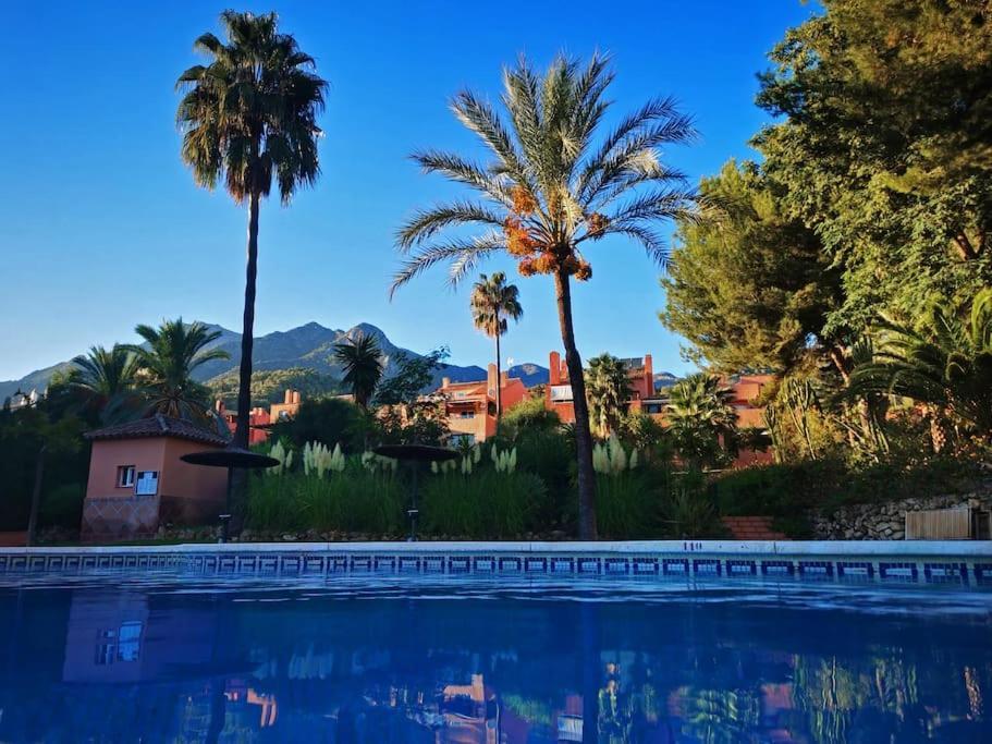 Sea Views Penthouse In Placid Natural Setting Apartamento Marbella